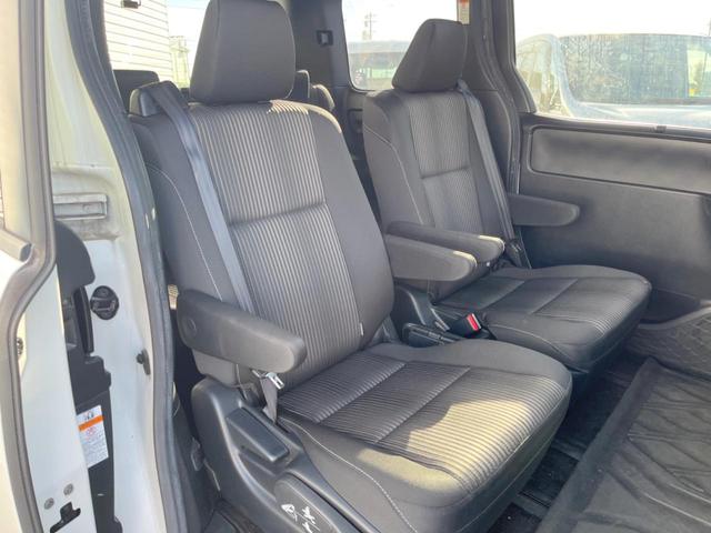 ヴォクシー ＺＳ　禁煙　７人乗り　両側電動スライド　衝突軽減　ＢＩＧ－Ｘ９型ナビ　後席モニター　バックカメラ　ＥＴＣ　クルコン　オートハイビーム　オートライト　デュアルエアコン　純正アルミ　Ｂｌｕｅｔｏｏｔｈ（9枚目）