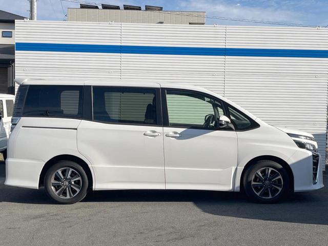 ヴォクシー ＺＳ　禁煙　７人乗り　両側電動スライド　衝突軽減　ＢＩＧ－Ｘ９型ナビ　後席モニター　バックカメラ　ＥＴＣ　クルコン　オートハイビーム　オートライト　デュアルエアコン　純正アルミ　Ｂｌｕｅｔｏｏｔｈ（28枚目）