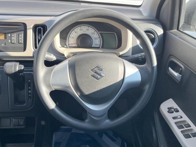 �C���e���A�ɍ��킹���f�U�C���̃X�e�A�����O�́A�^�]�������̂��Ƃ��l���A�^�]���₷���`��A�傫���ł��B�����x�A���ۂɐG���Ă��m���߂��������B