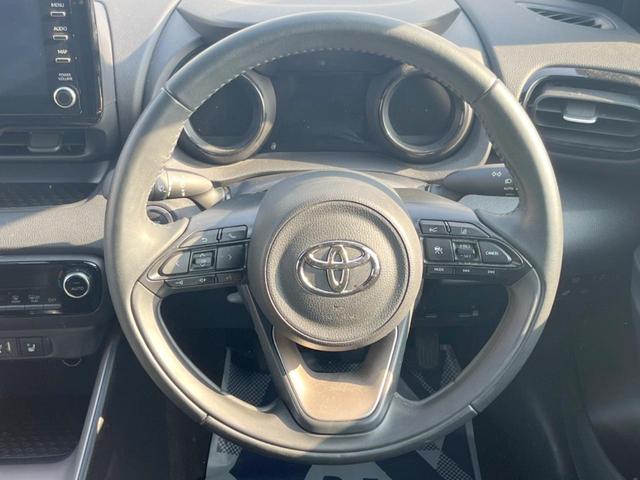 �C���e���A�ɍ��킹���f�U�C���̃X�e�A�����O�́A�^�]�������̂��Ƃ��l���A�^�]���₷���`��A�傫���ł��B�����x�A���ۂɐG���Ă��m���߂��������B