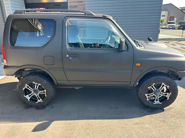 ジムニー ワイルドウインド　４ＷＤ　ルーフレール　レイズ１６インチホイール　マットブラック塗装　社外ＴＯＴＳＵＧＥＫＩマフラー　社外ＲＯＡＤＷＩＮラテラルロッド　シートヒーター　社外ナビ　ＥＴＣ　スペアキー（5枚目）