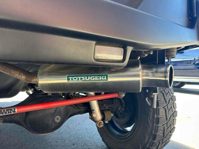 ジムニー ワイルドウインド　４ＷＤ　ルーフレール　レイズ１６インチホイール　マットブラック塗装　社外ＴＯＴＳＵＧＥＫＩマフラー　社外ＲＯＡＤＷＩＮラテラルロッド　シートヒーター　社外ナビ　ＥＴＣ　スペアキー（10枚目）