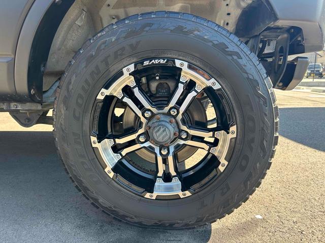 ジムニー ワイルドウインド　４ＷＤ　ルーフレール　レイズ１６インチホイール　マットブラック塗装　社外ＴＯＴＳＵＧＥＫＩマフラー　社外ＲＯＡＤＷＩＮラテラルロッド　シートヒーター　社外ナビ　ＥＴＣ　スペアキー（25枚目）