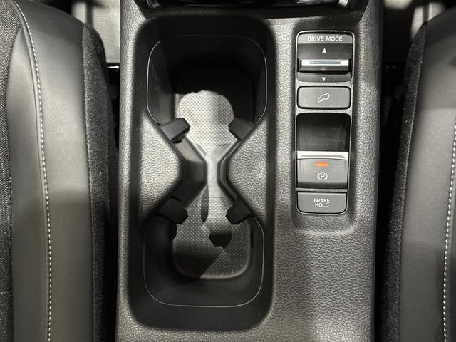 ヴェゼル ｅ：ＨＥＶＺ　元デモカー／メーカー保証／ＭＶＣＳ／前後ＤＲ　衝突回避支援ブレーキ機能　パノラミックビューモニター　スマキ　Ｐトランク　フルオートエアコン　Ｄレコ　エアバッグ　両席エアバック　Ｒカメ　パワーウィンドウ（17枚目）