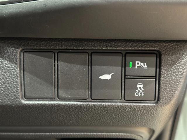 ヴェゼル ｅ：ＨＥＶＺ　元デモカー／メーカー保証／ＭＶＣＳ／前後ＤＲ　衝突回避支援ブレーキ機能　パノラミックビューモニター　スマキ　Ｐトランク　フルオートエアコン　Ｄレコ　エアバッグ　両席エアバック　Ｒカメ　パワーウィンドウ（32枚目）