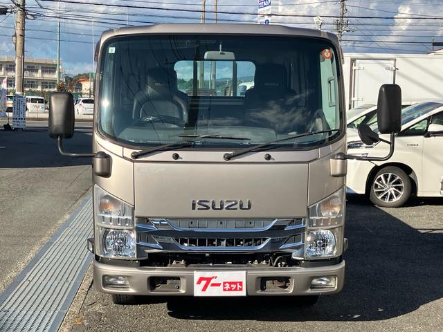 エルフトラック ロングフルフラットロー　創立８０周年記念特別仕様車　２ｔ　スムーサーＥｘ（６速）ディーゼルターボ　アッシュベージュメタリック　クロムメッキラジエータグリル　本革調シート　赤色シートベルト（2枚目）