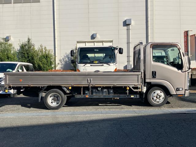 エルフトラック ロングフルフラットロー　創立８０周年記念特別仕様車　２ｔ　スムーサーＥｘ（６速）ディーゼルターボ　アッシュベージュメタリック　クロムメッキラジエータグリル　本革調シート　赤色シートベルト（5枚目）