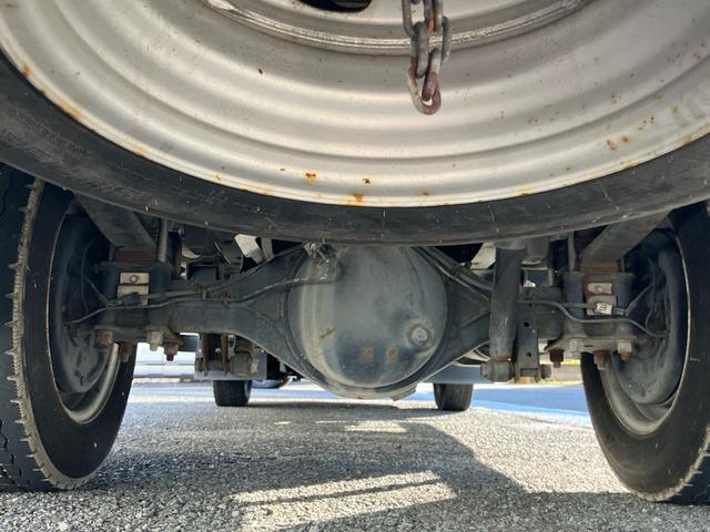 エルフトラック ロングフルフラットロー　創立８０周年記念特別仕様車　２ｔ　スムーサーＥｘ（６速）ディーゼルターボ　アッシュベージュメタリック　クロムメッキラジエータグリル　本革調シート　赤色シートベルト（10枚目）