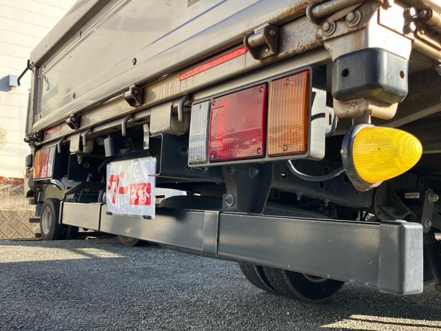 エルフトラック ロングフルフラットロー　創立８０周年記念特別仕様車　２ｔ　スムーサーＥｘ（６速）ディーゼルターボ　アッシュベージュメタリック　クロムメッキラジエータグリル　本革調シート　赤色シートベルト（11枚目）