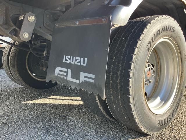 エルフトラック ロングフルフラットロー　創立８０周年記念特別仕様車　２ｔ　スムーサーＥｘ（６速）ディーゼルターボ　アッシュベージュメタリック　クロムメッキラジエータグリル　本革調シート　赤色シートベルト（12枚目）