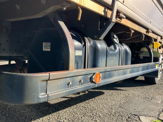 エルフトラック ロングフルフラットロー　創立８０周年記念特別仕様車　２ｔ　スムーサーＥｘ（６速）ディーゼルターボ　アッシュベージュメタリック　クロムメッキラジエータグリル　本革調シート　赤色シートベルト（13枚目）