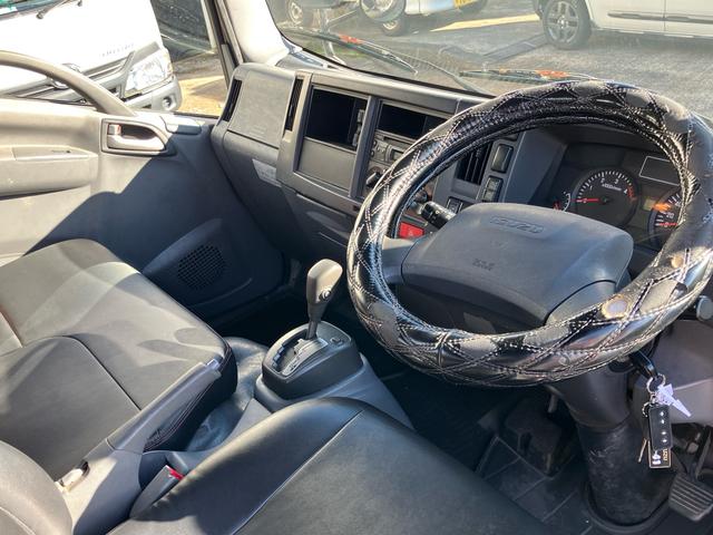 エルフトラック ロングフルフラットロー　創立８０周年記念特別仕様車　２ｔ　スムーサーＥｘ（６速）ディーゼルターボ　アッシュベージュメタリック　クロムメッキラジエータグリル　本革調シート　赤色シートベルト（19枚目）