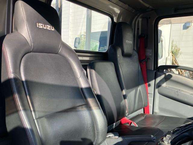 エルフトラック ロングフルフラットロー　創立８０周年記念特別仕様車　２ｔ　スムーサーＥｘ（６速）ディーゼルターボ　アッシュベージュメタリック　クロムメッキラジエータグリル　本革調シート　赤色シートベルト（20枚目）