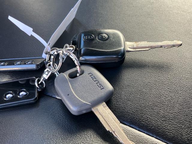 エルフトラック ロングフルフラットロー　創立８０周年記念特別仕様車　２ｔ　スムーサーＥｘ（６速）ディーゼルターボ　アッシュベージュメタリック　クロムメッキラジエータグリル　本革調シート　赤色シートベルト（23枚目）