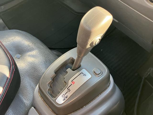 エルフトラック ロングフルフラットロー　創立８０周年記念特別仕様車　２ｔ　スムーサーＥｘ（６速）ディーゼルターボ　アッシュベージュメタリック　クロムメッキラジエータグリル　本革調シート　赤色シートベルト（27枚目）