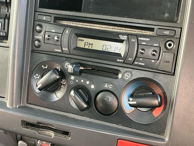 エルフトラック ロングフルフラットロー　創立８０周年記念特別仕様車　２ｔ　スムーサーＥｘ（６速）ディーゼルターボ　アッシュベージュメタリック　クロムメッキラジエータグリル　本革調シート　赤色シートベルト（29枚目）