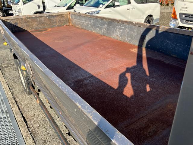 エルフトラック ロングフルフラットロー　創立８０周年記念特別仕様車　２ｔ　スムーサーＥｘ（６速）ディーゼルターボ　アッシュベージュメタリック　クロムメッキラジエータグリル　本革調シート　赤色シートベルト（32枚目）