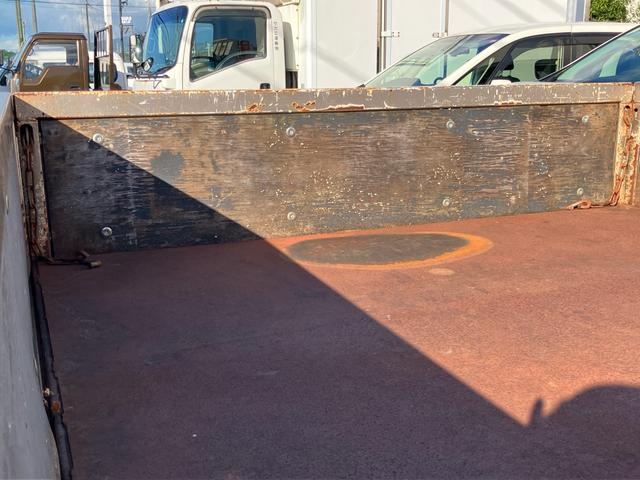 エルフトラック ロングフルフラットロー　創立８０周年記念特別仕様車　２ｔ　スムーサーＥｘ（６速）ディーゼルターボ　アッシュベージュメタリック　クロムメッキラジエータグリル　本革調シート　赤色シートベルト（37枚目）