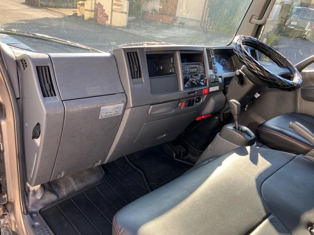 エルフトラック ロングフルフラットロー　創立８０周年記念特別仕様車　２ｔ　スムーサーＥｘ（６速）ディーゼルターボ　アッシュベージュメタリック　クロムメッキラジエータグリル　本革調シート　赤色シートベルト（43枚目）