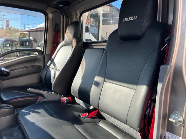 エルフトラック ロングフルフラットロー　創立８０周年記念特別仕様車　２ｔ　スムーサーＥｘ（６速）ディーゼルターボ　アッシュベージュメタリック　クロムメッキラジエータグリル　本革調シート　赤色シートベルト（44枚目）