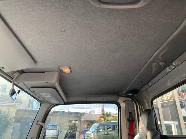 エルフトラック ロングフルフラットロー　創立８０周年記念特別仕様車　２ｔ　スムーサーＥｘ（６速）ディーゼルターボ　アッシュベージュメタリック　クロムメッキラジエータグリル　本革調シート　赤色シートベルト（47枚目）