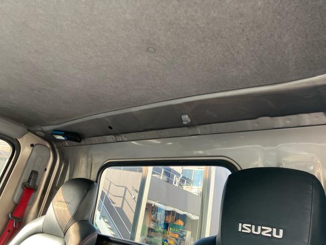 エルフトラック ロングフルフラットロー　創立８０周年記念特別仕様車　２ｔ　スムーサーＥｘ（６速）ディーゼルターボ　アッシュベージュメタリック　クロムメッキラジエータグリル　本革調シート　赤色シートベルト（48枚目）