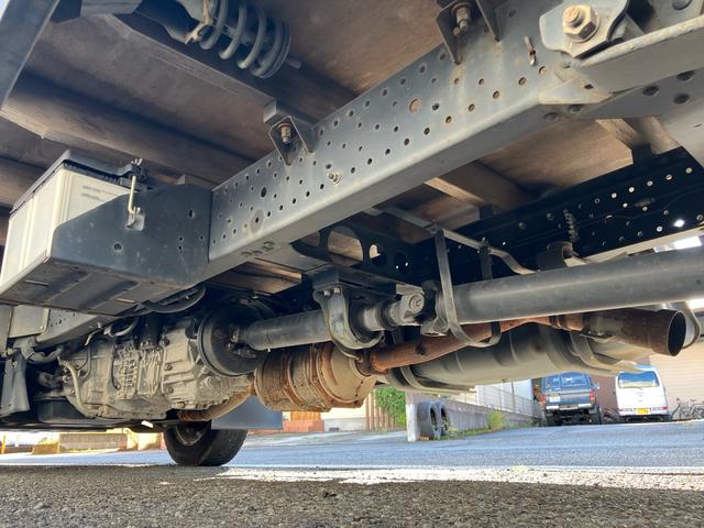 エルフトラック ロングフルフラットロー　創立８０周年記念特別仕様車　２ｔ　スムーサーＥｘ（６速）ディーゼルターボ　アッシュベージュメタリック　クロムメッキラジエータグリル　本革調シート　赤色シートベルト（54枚目）