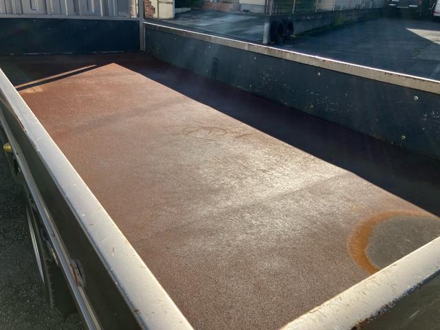 エルフトラック ロングフルフラットロー　創立８０周年記念特別仕様車　２ｔ　スムーサーＥｘ（６速）ディーゼルターボ　アッシュベージュメタリック　クロムメッキラジエータグリル　本革調シート　赤色シートベルト（58枚目）