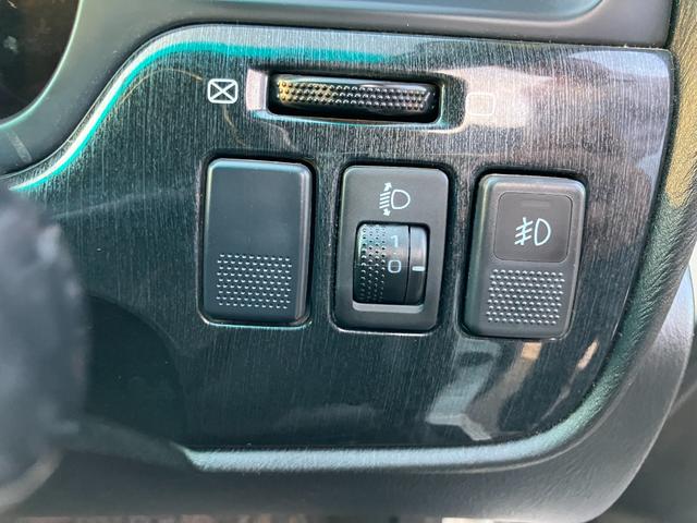 レガシィツーリングワゴン Ｂスポーツ　ワンオーナー　ＳＴｉストラットタワーバー　社外ディスプレイオーディオ　ＨＩＤヘッドライト　キーレスエントリー　電動格納ミラー　オートエアコン　電動パワーシート（21枚目）