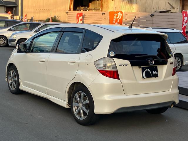 フィット ＲＳ　Ｓパッケージ　スカイルーフ　ＳＤナビ　Ｂｌｕｅｔｏｏｔｈ対応　バックカメラ　ＵＳＢ　パドルシフト　ＨＩＤヘッドライト　キーレスエントリー　１年間走行無制限保証（6枚目）