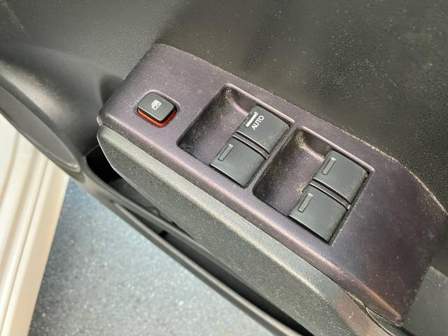 フィット ＲＳ　Ｓパッケージ　スカイルーフ　ＳＤナビ　Ｂｌｕｅｔｏｏｔｈ対応　バックカメラ　ＵＳＢ　パドルシフト　ＨＩＤヘッドライト　キーレスエントリー　１年間走行無制限保証（18枚目）