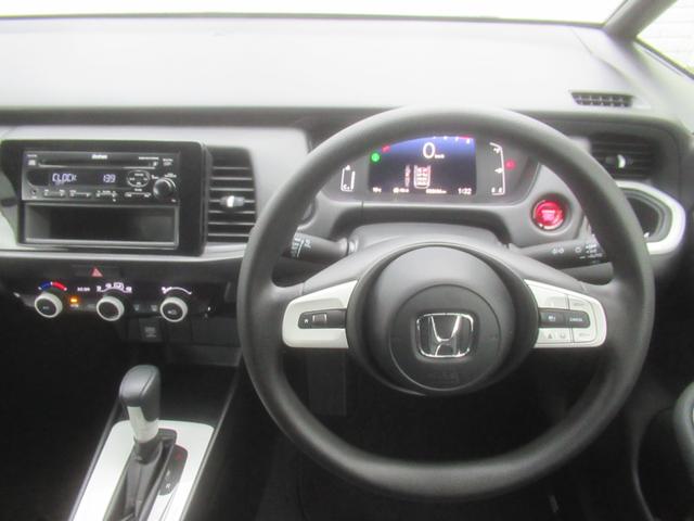 フィット ベーシック　ホンダセンシング　ＣＤ　前後ドラレコ　ワンオーナ　Ｄレコ　運転席助手席エアバック　ＶＳＡ　パワーステアリング　キーレス　パワーウインドウ　オートエアコン　サイドエアバッグ　スマートキーシステム　禁煙車（12枚目）