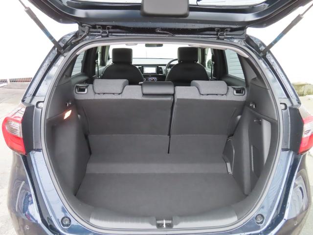 フィット ｅ：ＨＥＶホーム　ナビ前後ドラレコＲカメラＥＴＣＬＥＤ　前後誤発進抑制機能　クリソナ　助手席エアバッグ　運転席エアバッグ　１オナ　アイドリングストップ　禁煙　ＬＥＤライト　ＵＳＢ接続　バックカメラ　ＡＢＳ　スマートキー（7枚目）