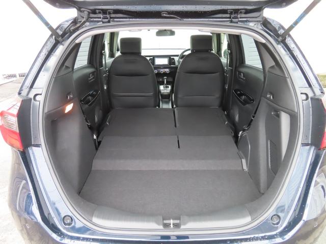 フィット ｅ：ＨＥＶホーム　ナビ前後ドラレコＲカメラＥＴＣＬＥＤ　前後誤発進抑制機能　クリソナ　助手席エアバッグ　運転席エアバッグ　１オナ　アイドリングストップ　禁煙　ＬＥＤライト　ＵＳＢ接続　バックカメラ　ＡＢＳ　スマートキー（8枚目）