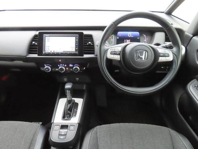 フィット ｅ：ＨＥＶホーム　ナビ前後ドラレコＲカメラＥＴＣＬＥＤ　前後誤発進抑制機能　クリソナ　助手席エアバッグ　運転席エアバッグ　１オナ　アイドリングストップ　禁煙　ＬＥＤライト　ＵＳＢ接続　バックカメラ　ＡＢＳ　スマートキー（11枚目）