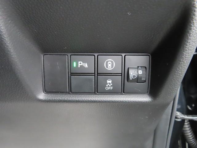 フィット ｅ：ＨＥＶホーム　ナビ前後ドラレコＲカメラＥＴＣＬＥＤ　前後誤発進抑制機能　クリソナ　助手席エアバッグ　運転席エアバッグ　１オナ　アイドリングストップ　禁煙　ＬＥＤライト　ＵＳＢ接続　バックカメラ　ＡＢＳ　スマートキー（12枚目）