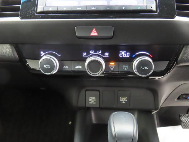 フィット ｅ：ＨＥＶホーム　ナビ前後ドラレコＲカメラＥＴＣＬＥＤ　前後誤発進抑制機能　クリソナ　助手席エアバッグ　運転席エアバッグ　１オナ　アイドリングストップ　禁煙　ＬＥＤライト　ＵＳＢ接続　バックカメラ　ＡＢＳ　スマートキー（21枚目）