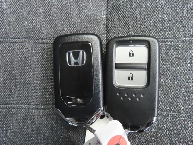 フィット ｅ：ＨＥＶホーム　ナビ前後ドラレコＲカメラＥＴＣＬＥＤ　前後誤発進抑制機能　クリソナ　助手席エアバッグ　運転席エアバッグ　１オナ　アイドリングストップ　禁煙　ＬＥＤライト　ＵＳＢ接続　バックカメラ　ＡＢＳ　スマートキー（23枚目）