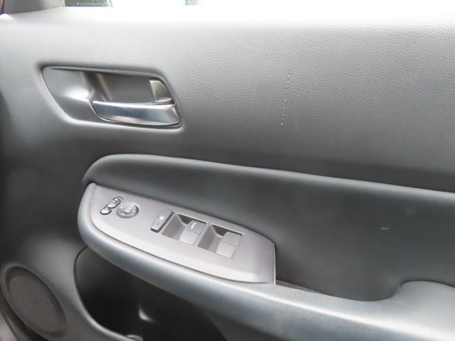 フィット ｅ：ＨＥＶホーム　ナビ前後ドラレコＲカメラＥＴＣＬＥＤ　前後誤発進抑制機能　クリソナ　助手席エアバッグ　運転席エアバッグ　１オナ　アイドリングストップ　禁煙　ＬＥＤライト　ＵＳＢ接続　バックカメラ　ＡＢＳ　スマートキー（33枚目）