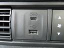 ＵＳＢ充電ポート、ナビと接続するポートがそれぞれ１ヵ所あります。走行中に携帯電話の充電もできるので便利です☆彡