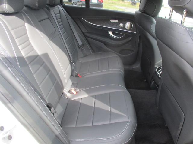 Ｅクラス Ｅ２００　スポーツ　１オーナー　ＡＭＧインテリアプラスＰＫＧ　エクスクルーシブＰＫＧ　パノラマサンルーフ　ナビ　全方位カメラ　ＤＴＶ　ＢＴ　ヘッドアップディスプレイ　革シートヒーター　パドルシフト　ＬＥＤライト　ＥＴＣ（19枚目）