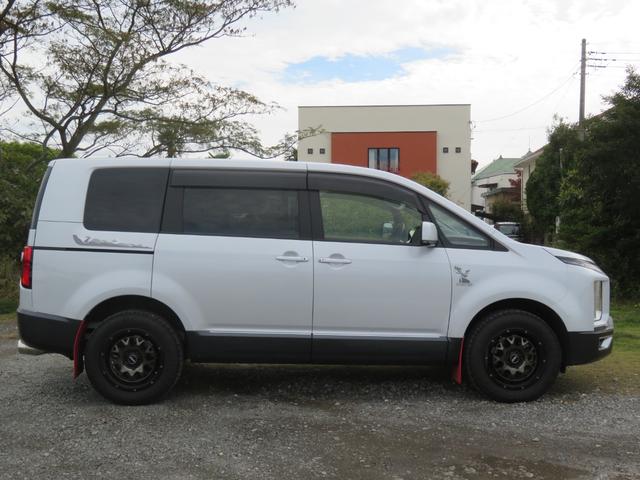 デリカＤ：５ ジャスパー　ＲＡＹＳ１７インチアルミ／ガナドールマフラー／純正１０インチナビ／アラウンドビューモニター／両側パワースライドドア／ＬＥＤヘッドライト／（6枚目）