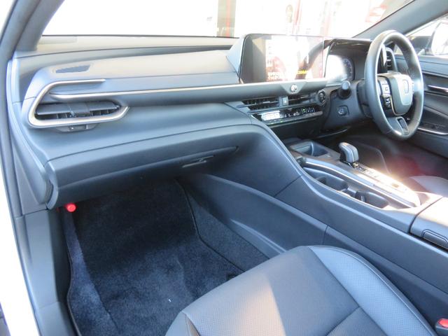 クラウンクロスオーバー Ｇアドバンスド・レザーパッケージ　クロレザーシート／デジタルインナーミラ／ベンチレーション付シートヒーター／セーフティセンス／ブラインドスポット／ディスプレイオーディオ／純正ナビ／フルセグＴＶ／３６０°カメラ／（28枚目）