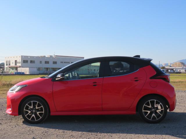 ヤリス ハイブリッドＺ　パノラミックビューモニター／セーフティセンス／ブラインドスポット／純正ナビ／フルセグＴＶ／シートヒーター／純正１６インチアルミ／（6枚目）