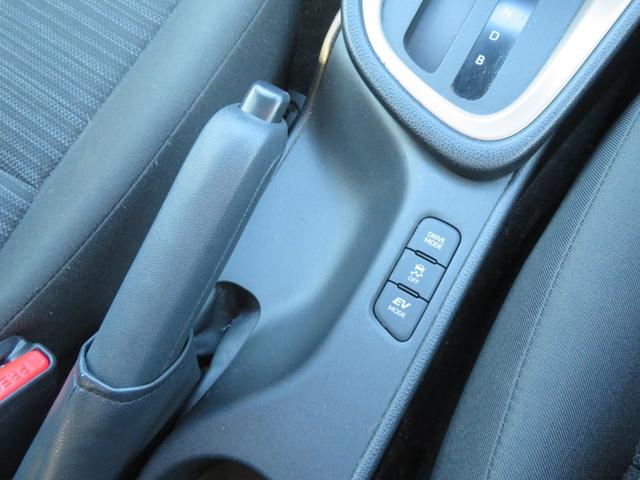 ヤリス ハイブリッドＺ　パノラミックビューモニター／セーフティセンス／ブラインドスポット／純正ナビ／フルセグＴＶ／シートヒーター／純正１６インチアルミ／（17枚目）