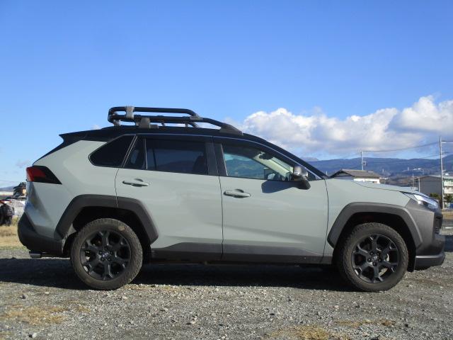 ＲＡＶ４ ハイブリッドアドベンチャー　オフロードパッケージＩＩ　１オーナー　ナビ　Ｂカメラ　ＤＴＶ　ＢＴ　革ベンチレーションシート　ＬＥＤライト　セーフティセンス　レーダークルーズ　ルーフキャリア　ステアリングヒーター　メモリー付Ｐシート　　ＴＶキャンセラー（6枚目）