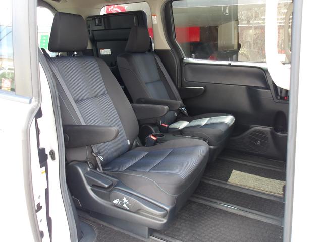 ヴォクシー ＺＳ　煌　４ＷＤ　ＥＴＣ　バックカメラ　ナビ　ＴＶ　両側電動スライドドア　オートライト　ＬＥＤヘッドランプ　スマートキー　アイドリングストップ　電動格納ミラー　後席モニター　３列シート　ＣＶＴ　アルミホイール（11枚目）