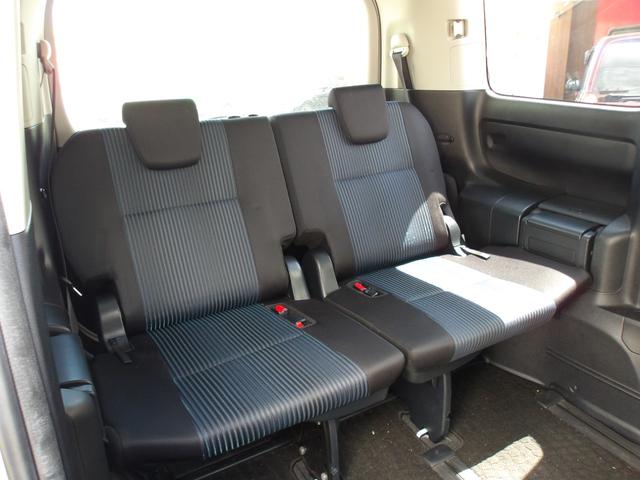 ヴォクシー ＺＳ　煌　４ＷＤ　ＥＴＣ　バックカメラ　ナビ　ＴＶ　両側電動スライドドア　オートライト　ＬＥＤヘッドランプ　スマートキー　アイドリングストップ　電動格納ミラー　後席モニター　３列シート　ＣＶＴ　アルミホイール（33枚目）