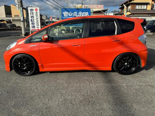 フィットハイブリッド ＲＳ　ファインスタイル　６速マニュアル　９インチナビ　ＥＴＣ　テイン車高調　ワークエモーション１７インチアルミ　社外マフラー（2枚目）