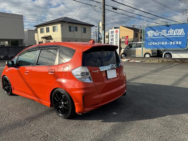 フィットハイブリッド ＲＳ　ファインスタイル　６速マニュアル　９インチナビ　ＥＴＣ　テイン車高調　ワークエモーション１７インチアルミ　社外マフラー（3枚目）